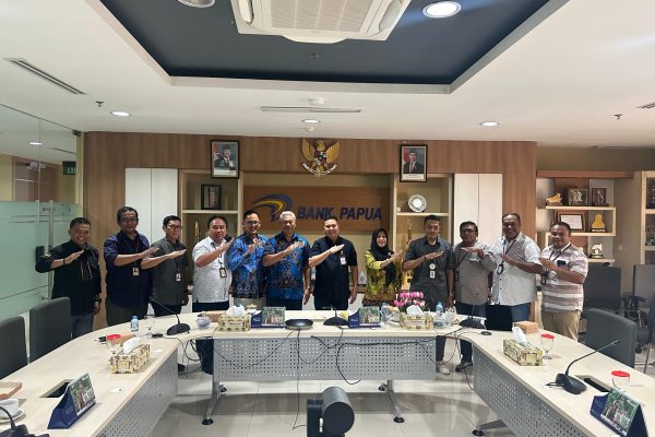 Penyampaian laporan kegiatan penyusunan Tata Kelola TI di Bank Papua (2) Penyampaian laporan kegiatan penyusunan Tata Kelola TI di Bank Papua (2)